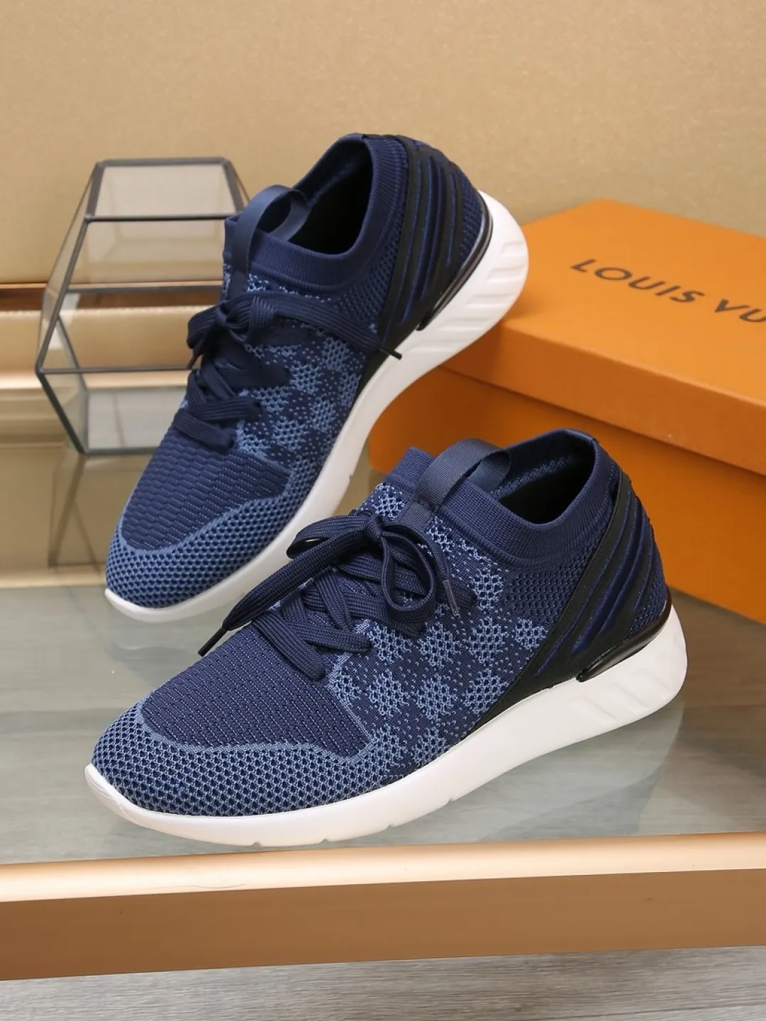 Men's shoes 💰P420💰"LOUI* VUITTO*" latest popular men's casual shoes ✔️This model is made of the original breathable fly woven fabric. The real thing is super shiny⚡️ Fashionable and versatile. The toe last shape is firm and full. The soles are LV original molds and can be put in and out at will. It is light and comfortable for the foot~Purely handmade, details determine the quality! Size:38-44